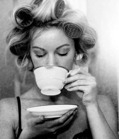 Женщина пьет чай