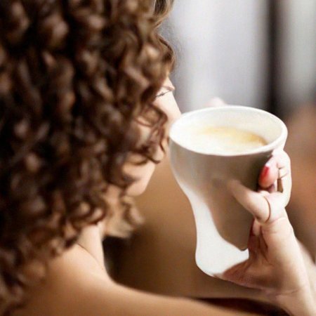 Женщина пьет кофе