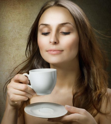 Девушка пьет кофе