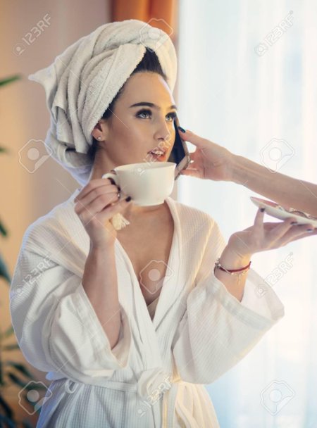 Девушка в халате пьет кофе