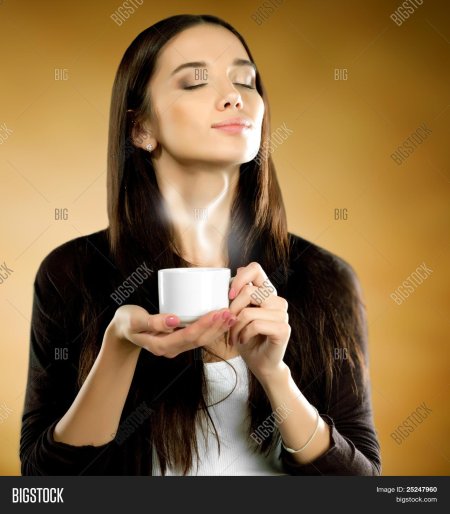 Фото девушки с чашкой кофе