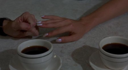 Чашка кофе в мужских руках