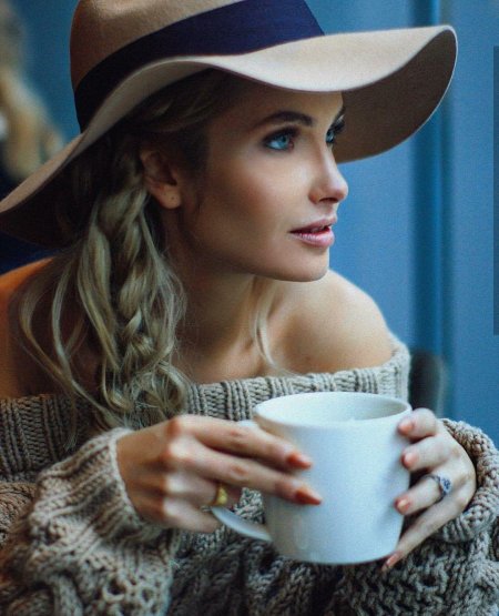 Девушка пьет кофе