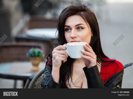 Декольте пьет кофе