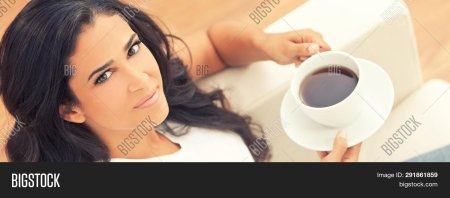 Девушка наслаждается кофе