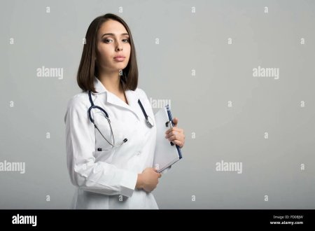 Стильный врач женщина брюнетка