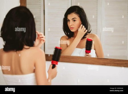 Расчёсывается перед зеркалом