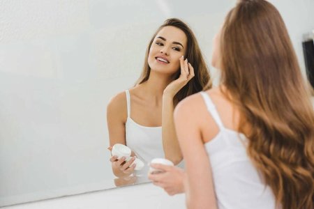 Девушка любуется кожей