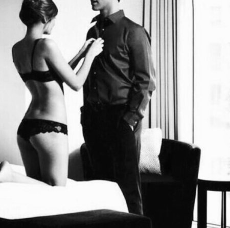 Мужчина раздевает женщину