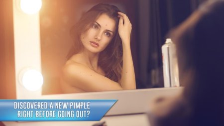 Девушка любуется собой