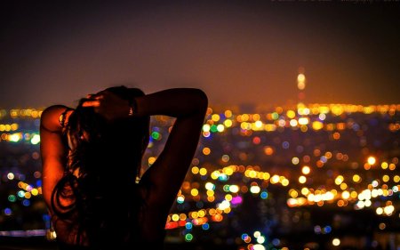 Девушка на фоне ночного города