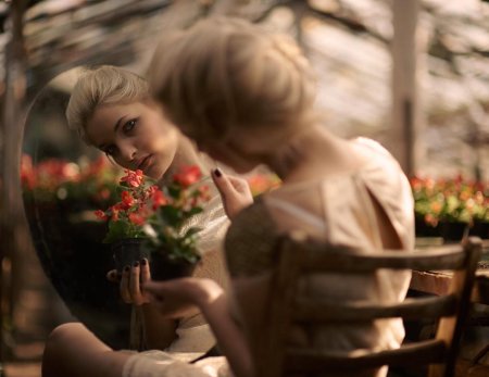 Фотосессия с отражением в зеркале