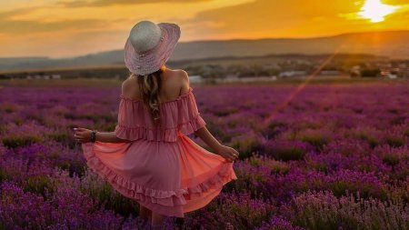 Девушка в шляпе в поле