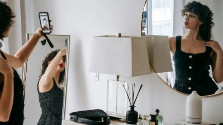 Девушка любуется собой