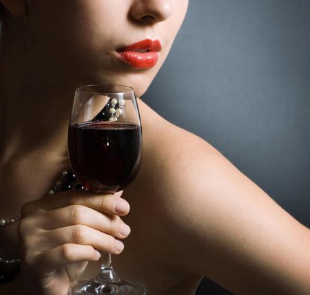 Женщина с вином