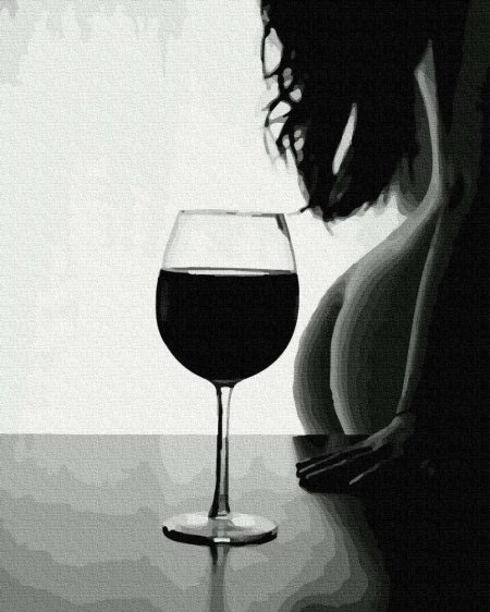 Девушка пьет вино