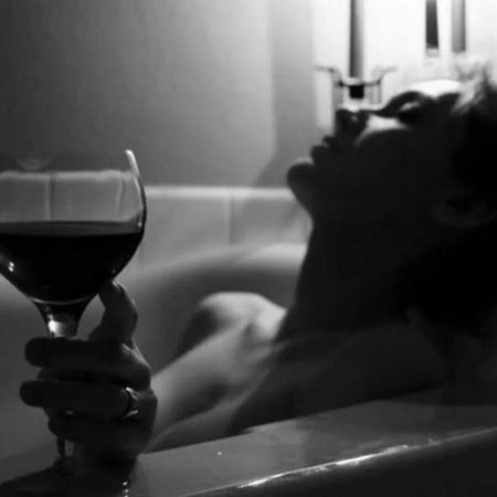 Девушка с бокалом