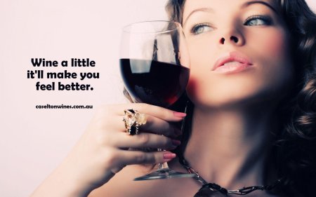 Женщина с вином