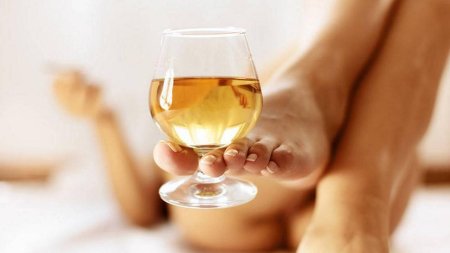 Женская ножка в бокале