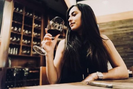 Девушка с вином