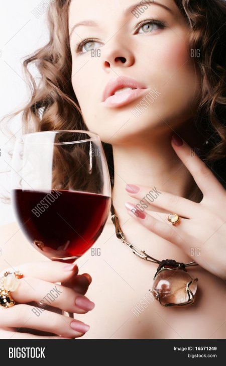 Женщина с бокалом вина