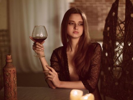 Девушка с вином