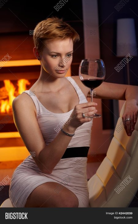 Позирование с бокалом вина