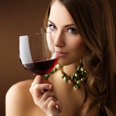 Бокал в руке девушки