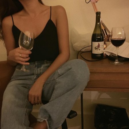 Девушка с бутылкой вина