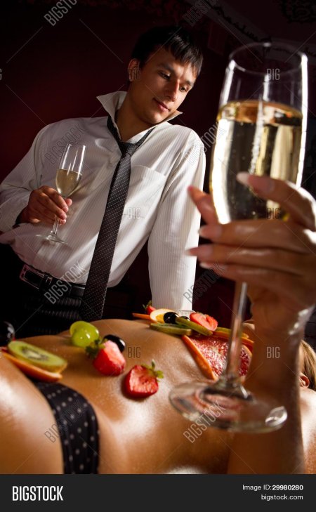 Мужчина с бокалом шампанского