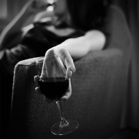 Девушка с бокалом вина