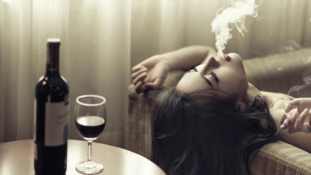 Брюнетка с бокалом