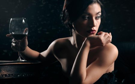 Женщина с бокалом вина