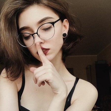 Девушка в очках