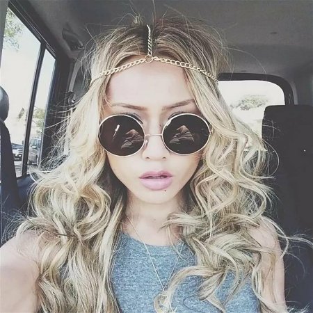 Девушка в очках селфи