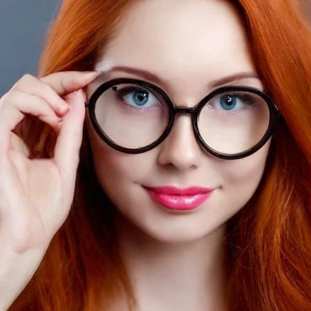 Рыжая девушка в очках