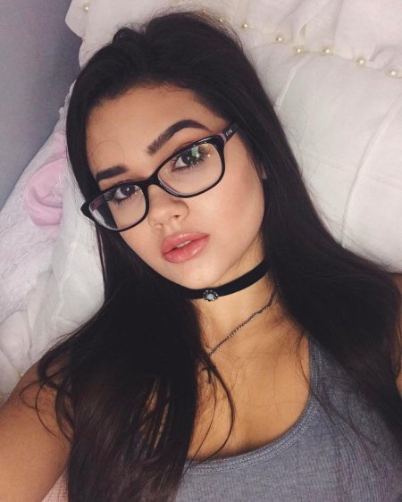 Девушка в очках селфи