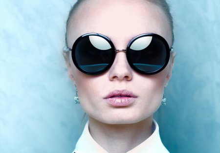 Круглые очки на девушках