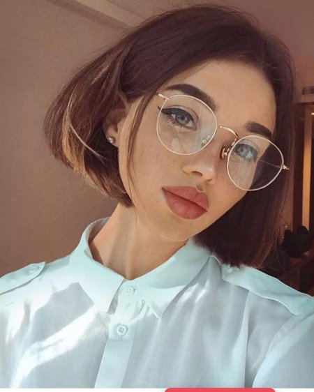 Девушка в круглых очках