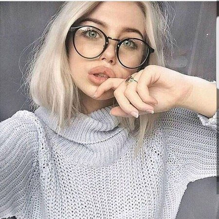 Красивые девочки в круглых очках