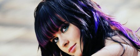 Фиолетовые пряди на темных волосах