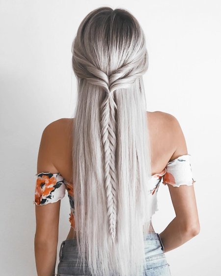 Прическа на длинные прямые волосы