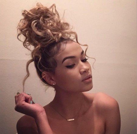 Афро кудри Ханна певица