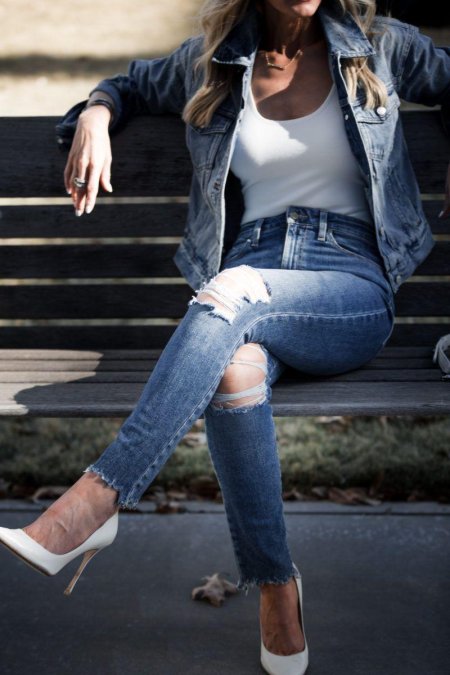 Девушка в джинсах