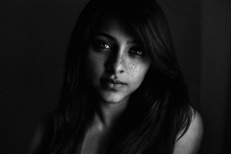 Черно белые фото девушек брюнеток