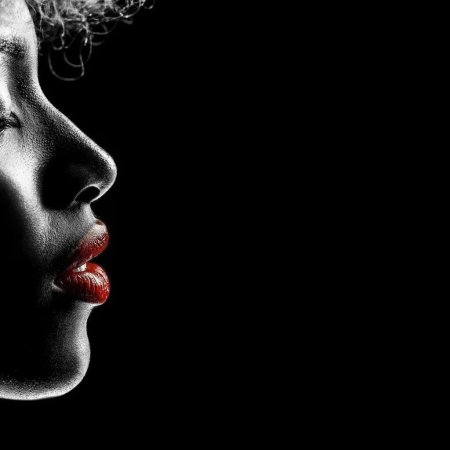 Лицо девушки на черном фоне