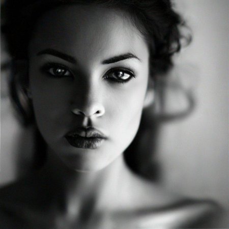 Девушка черно белая