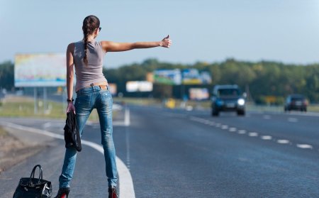 Девушка ловит попутку