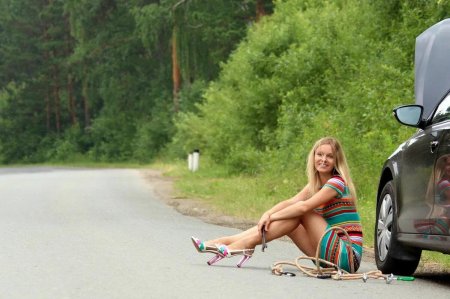 Девушка на обочине