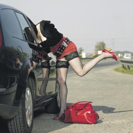 Девушка на трассе